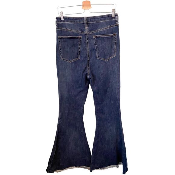 Free People Irreplaceable Flare Jeans in Size 32 - Picture 4 of 11